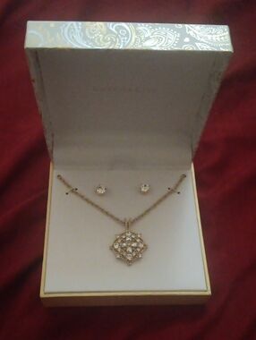 NWOT Charter Club Gold-Tone Floral Crystal Pendant Necklace with Clear Studs